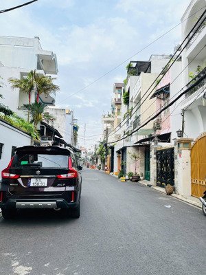 - bán nhà hẻm 7m thông đường lê thúc hoạch dt 4mx22m cấp 4 giá 7,9 tỷ,