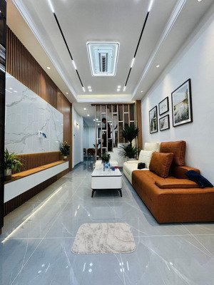 sát đh thăng long, nhà 2 thoáng, 40m2 4 tầng nội thất đẹp