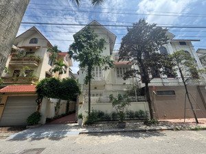 chính chủ bán biệt thự khu đô thị vạn phúc.sổ đỏ cất két, sân để 2 oto, nội thất châu âu cực sịn!