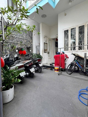 giảm mạnh 500tr nhà hoàng hoa thám giáp phú nhuận - 3 tầng có sân 4.1x16m - có sân