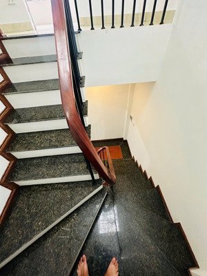 cần bán nhà trung tâm ngọc thuỵ - long biên . 31m xây 5 tầng . mặt tiền hơn 4 m - giá hơn 7tỷ