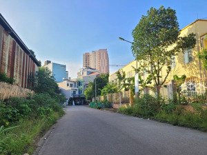 tôi cc cần bán lô đất 142m đất gần khu cnc, gần đh quốc gia, đh fpt, sát khu tổ hợp giá chỉ 25tr/1m