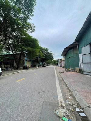 đất hoa động, cự khối đất phân lô, vỉa hè ô tô tránh, đường 2 chiều kinh doanh, gần hồ công viên.