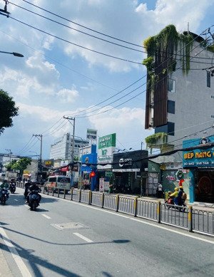 nguyễn thị thập mới ở liền ngay chợ tân mỹ, ngang hơn 4m. chỉ 8 tỷ