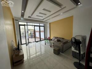 Cho thuê nguyên căn sân cổng Văn Cao, DT: 110m2, 4 p,ngủ.