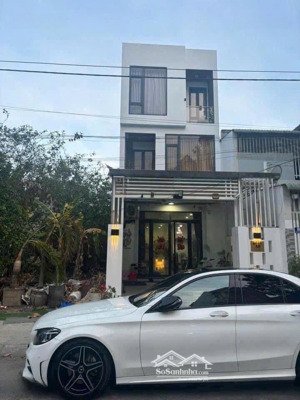 chính chủ cần bán nhà mtkd đường d1 tđc điện lực. nhà 3 tầng 4pn đủ công năng cho 3 thế hệ cùng ở.