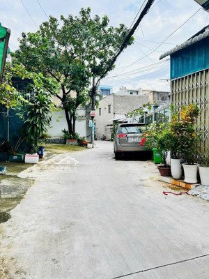 giảm 700 triệu! bán nhà cấp 4 góc 2 mặt hẻm xe quay đầu. ngay phạm văn đồng. cần bán gấp