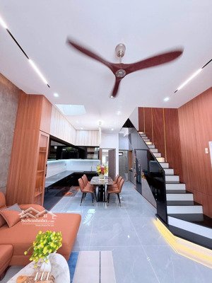 siêu phẩm hoà minh, đường 5.5m, lề 3m, 3 tầng hiện đại