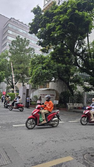 gấp! bán nhà 4 tầng 76m2 chùa láng. giá 38 tỷ. ngõ nông rộng.