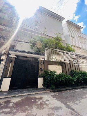 cần bán biệt thự siêu đẹp 2 mặt tiền trường sa 10x17m hầm 4 lầu chỉ 44 tỷ