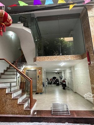 siêu phẩm trung tâm cầu giấy - 7 tầng - thang máy - gara ô tô - 7 chỗ đỗ cửa vào nhà 1 nhà ra phố