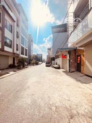 7 tầng thang máy. đường 3 ô tô tránh. sát đại lộ thăng long. nhà mới đẹp. đa năng