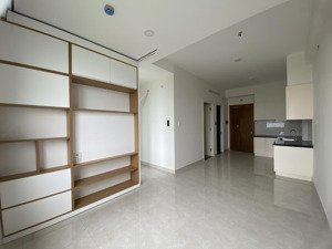 cần tiền chính chủ bán căn 2pn, view landmark, nhà trống cơ bản, 1.9 tỷ. lh: xem nhà