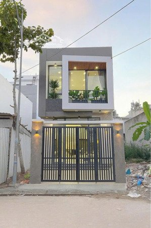bán nhà mới xong sr gần trung tâm đào tạo lái xe bình dương