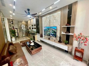 phạm ngọc thạch 41m2 thang máy, 10m ra phố, nhà mới, full nội thất cao cấp, 2 thoáng, ở ngay.