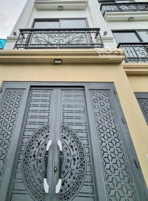 phân lô tôn đức thắng. 6 tầng thang máy. ôtô vào nhà. nội thất xịn sò. mặt tiền siêu thoáng