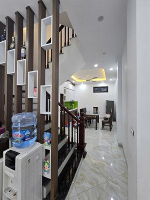 bán căn góc trường thpt hoài đức c, ô tô đỗ cửa 4,8tv, dt 43 m2 có thêm sân 35.7m2 để xe. full nt