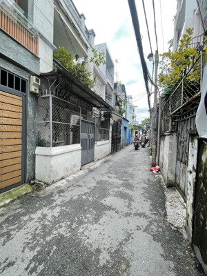 bán nhà ngang 8m ngay hàng xanh. 2 căn riêng thu nhập 15tr/tháng. chỉ nhỉnh 6tỷ