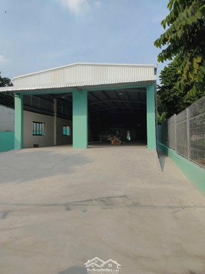 kho bến cát gần kcn rạch bắp dt 1200m2. dt xây dựng 300m2, có gác lh việt gc