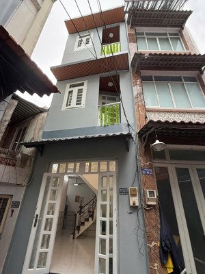 nhà 4 phòng ngủ, mặt tiền rộng rãi, đường xe ô tô