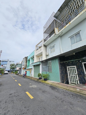 2 mặt hẻm nhựa xe tải gần kinh dương vương. 4m x 20m. 3 tầng kiên cố. tiềm năng tăng giá cao