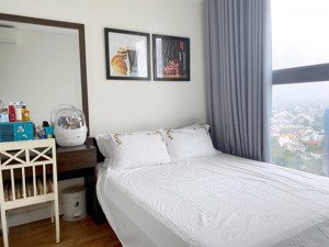 chị gái em cần chuyển nhượng lại căn 2pn d''el dorado tây hồ đã có sổ đỏ tầng 12 nhỉnh 7 tỷ thôi ạ