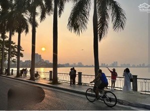 lạc long quân - gara ô tô - vài bước hồ tây - ngõ thông - nhà dt 93m - 5 tầng- mặt tiền 7m