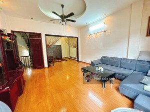 bán nhà ngõ 353 cầu giấy, mặt tiền rộng gần phố , diện tích 50m giá 13,5 tỷ có thương lượng