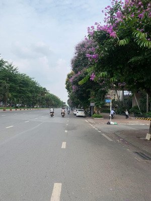 bán nhà mặt phố khu hoàng quốc việt. toà nhà 8 tầng, mặt tiền 10m đồ sộ. hầm rộng để chục ô tô