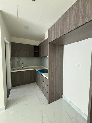 cho thuê căn centery, view hồ bơi, 96m2 2pn + 2wc, nội thất cơ bả, giá 16tr/tháng (bao ô xe)