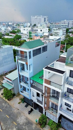 nhà xây ở kiên cố cần sang nhượng lại, đường 12m. 4 phòng ngủ. dt 60m2, giá 6.6 tỷ có nội thất