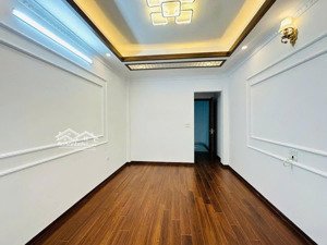 nhà mới ở ngay - gần phố - không đối nhà - gần chợ - cạnh sân chơi