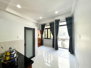 phòng ban công đẹp mới xây gần chợ hòa hưng cmt8