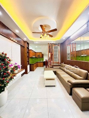 45m2 5 tầng 8 ngủ, ô tô ngủ trong nhà, trung tâm phường vĩnh hưng