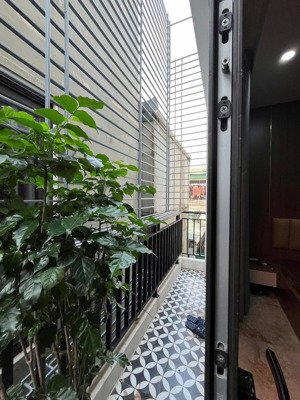 gia đình cần bán - đủ công năng - thang máy mặt tiền 5m ngách nông gần phố!