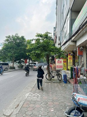 8,9 tỷ: nhà 2 tầng, 40m nở hậu, mt 4m; 15m ra phố kim giang; gần ubnd phường, trường, chợ