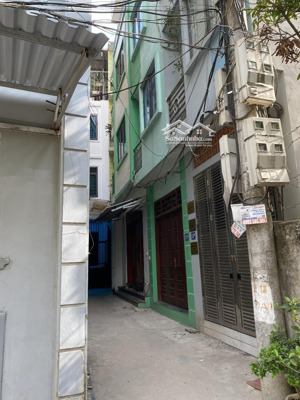 chính chủ nhà mới, đẹp, chắc chắn, kiên cố, thiết kế thoáng, có ô sẵn chờ lắp thang máy .