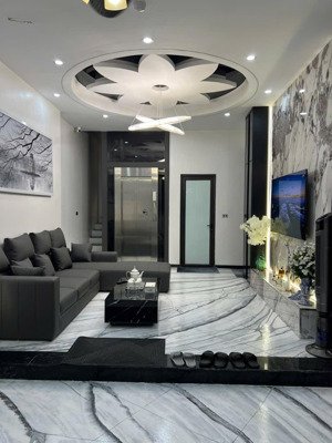 nhà đẹp 52m2 lô góc -thang máy nhập khẩu -hoàng mai- ô tô vào nhà.giá 15,3 tỷ sổ đổ chính chủ