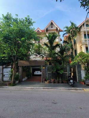 chính chủ gửi bán biệt thự mặt phố kđt thành thái-dịch vọng:200m2,4 tầng,mt:14m.giá:thoả thuận