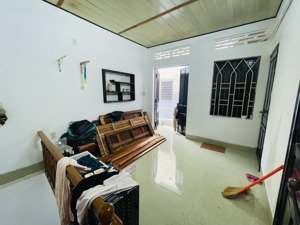 nhà 1 trệt 1 lầu ngay chợ đầm, cách biển chỉ 700m . giá 1 tỷ 900 tr .