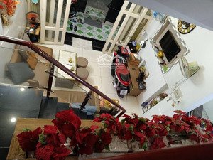 nhà đẹp - 3 tầng - dt: 65m2 - ngang hơn 6m - sát mặttiền - chưa tới 6 tỷ