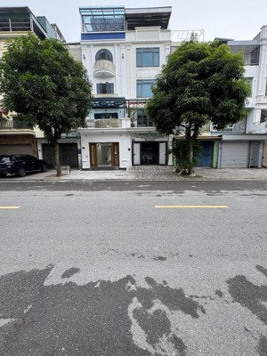 18.5tỷ -- mặt đường 24m - trục chính kinh doanh - nhà thô vip văn phú - giá đầu tư rẻ nhất khu