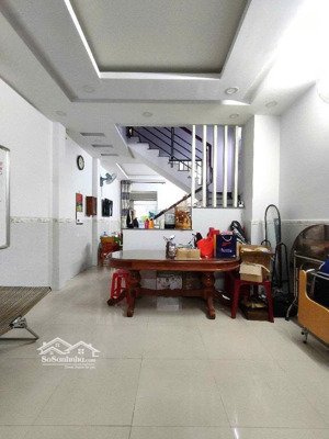 hàng tốt, bán nhà 2 tầng 68m2 , 3pn, hxh, đường đình phong phú