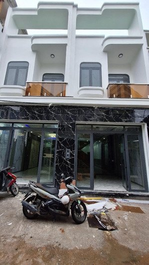 chủ gửi bán 2 căn nhà 1 trệt 1 lầu phường biên hoà. dt: 4x18=72m2. giá: 3tỷ8 đường nhựa 6m, thông