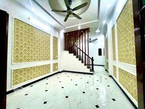 gần phố - tiện ích bạt ngàn minh khai : 45m - 3 tầng - 11,8 t.ỷ( có bớt) lh 