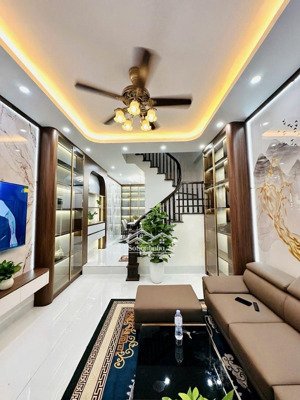 bán nhà hoàng mai 42m, 5 tầng, căn góc 3 thoáng, gần hồ đền lừ, giá chỉ 9.5 tỷ