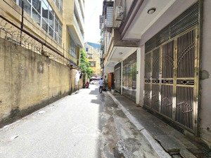 nhà phố trần quốc hoàn - 40m2 - 5tầng - đường rộng trước nhà 5m - phân lô - ô tô chạy vòng quanh