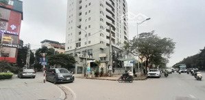 lạc long quân-ô tô tránh 3 phút ra hồ tây -2 phút ra cầu nhật tân vị trí đắc địa 2 thoáng