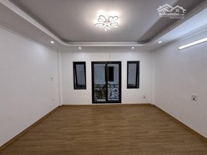 nhà mới kính coang, hàng kín , dân xây công năng đầy đủ, giá tốt nhất long biên 35m2, nhỉnh 4 tỷ