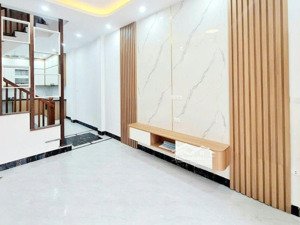 xa đàn vài bước. nhà như biệt thự mặt trước cực kỳ thoáng. 5 tầng nội thất tân cổ điển. gá đẹp